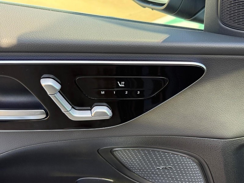 Mercedes-Benz C-Class Vehicle Full-screen Gallery Image 15