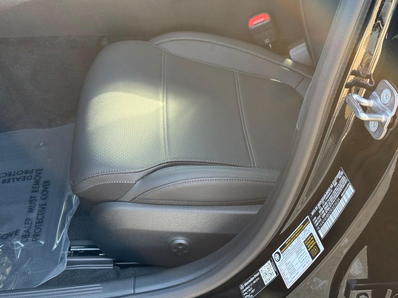 Mercedes-Benz C-Class Vehicle Full-screen Gallery Image 16