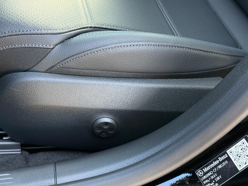 Mercedes-Benz C-Class Vehicle Full-screen Gallery Image 17