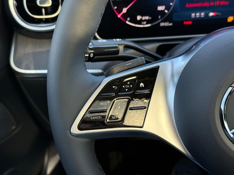 Mercedes-Benz C-Class Vehicle Full-screen Gallery Image 18