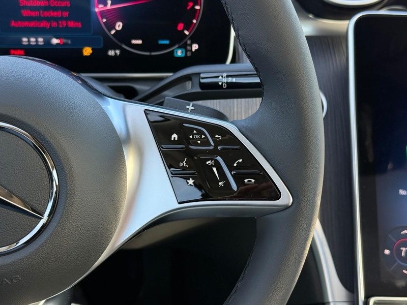 Mercedes-Benz C-Class Vehicle Full-screen Gallery Image 19