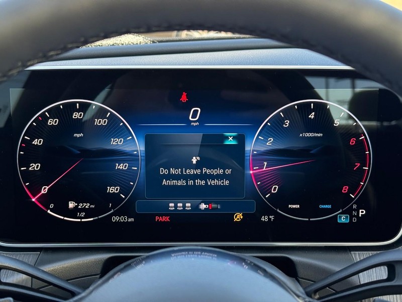 Mercedes-Benz C-Class Vehicle Full-screen Gallery Image 20