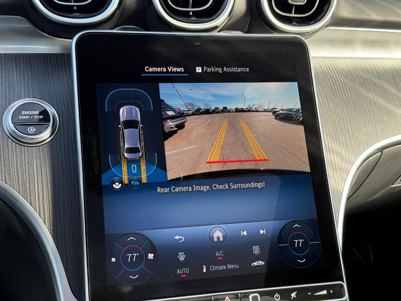 Mercedes-Benz C-Class Vehicle Full-screen Gallery Image 21