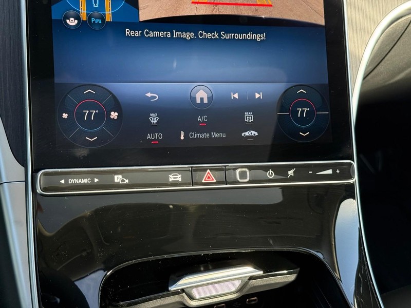 Mercedes-Benz C-Class Vehicle Full-screen Gallery Image 22