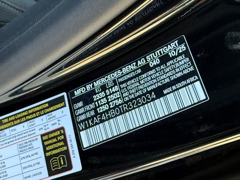 Mercedes-Benz C-Class Vehicle Full-screen Gallery Image 23