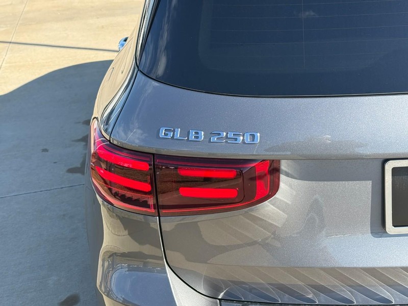 Mercedes-Benz GLB Vehicle Full-screen Gallery Image 4