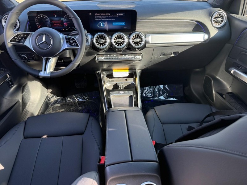 Mercedes-Benz GLB Vehicle Full-screen Gallery Image 8