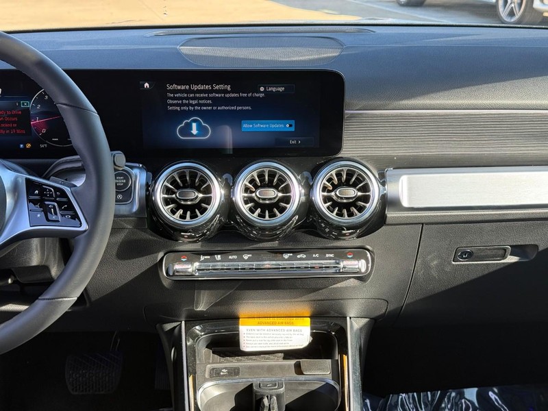 Mercedes-Benz GLB Vehicle Full-screen Gallery Image 10