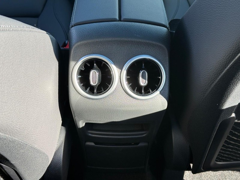 Mercedes-Benz GLB Vehicle Full-screen Gallery Image 13