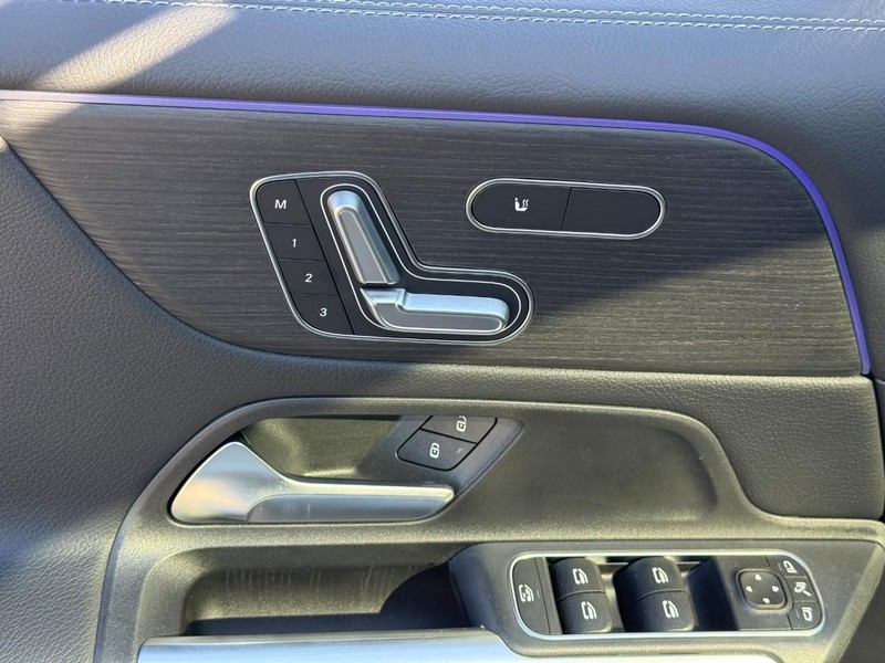 Mercedes-Benz GLB Vehicle Full-screen Gallery Image 15