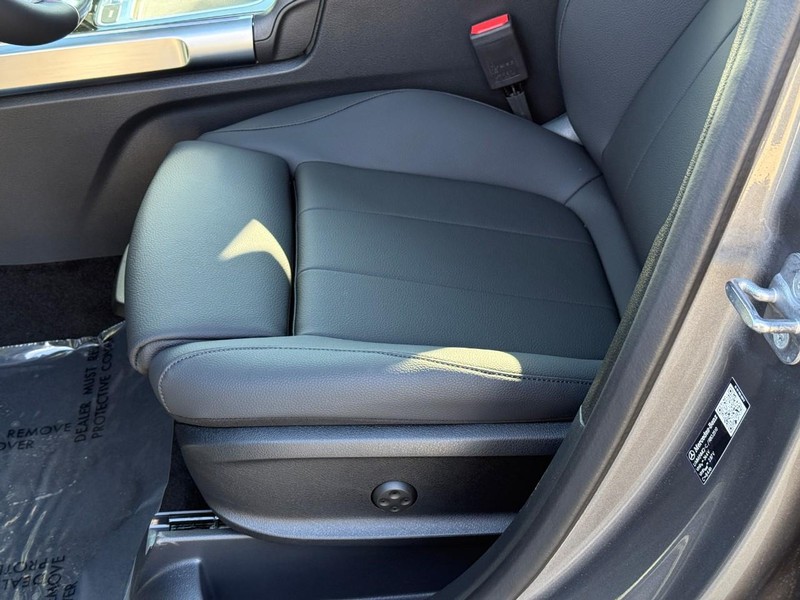 Mercedes-Benz GLB Vehicle Full-screen Gallery Image 16