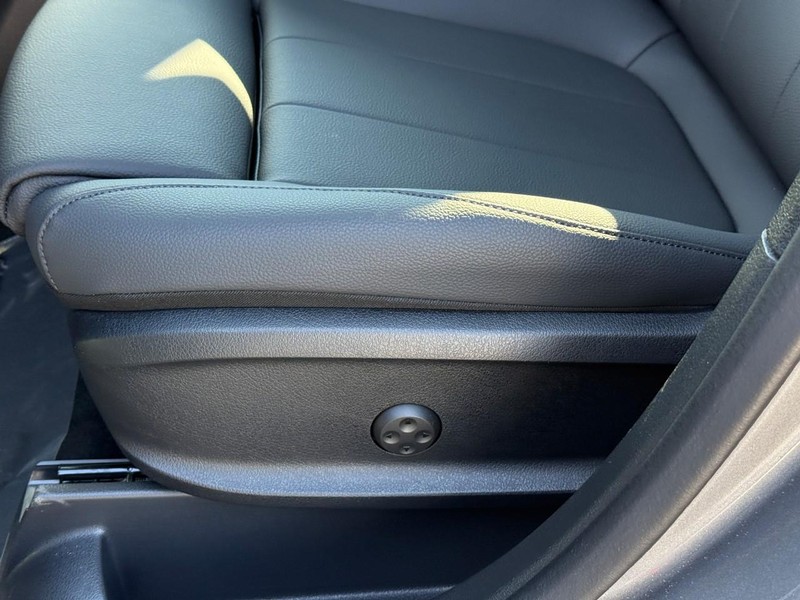 Mercedes-Benz GLB Vehicle Full-screen Gallery Image 17