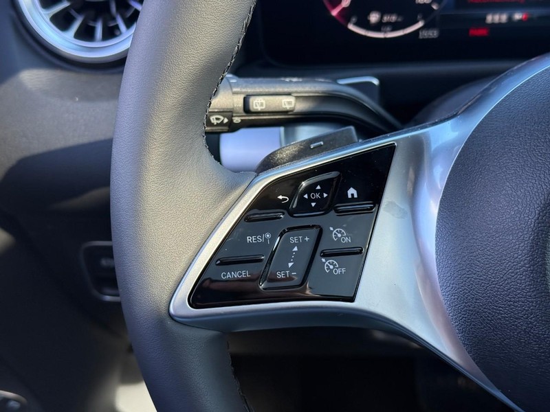 Mercedes-Benz GLB Vehicle Full-screen Gallery Image 18