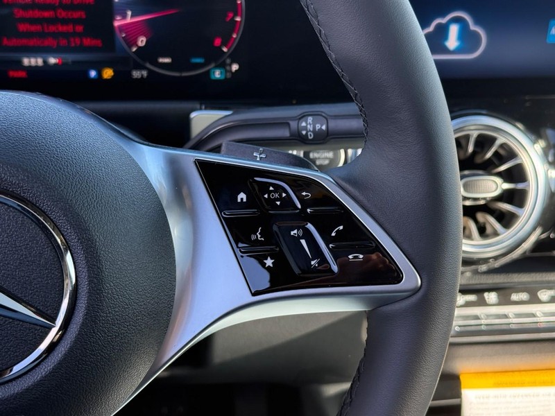 Mercedes-Benz GLB Vehicle Full-screen Gallery Image 19