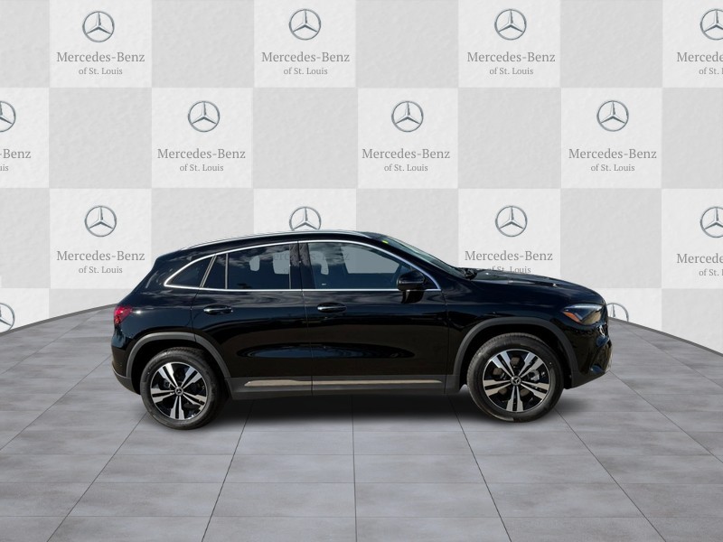 Mercedes-Benz GLA Vehicle Full-screen Gallery Image 2