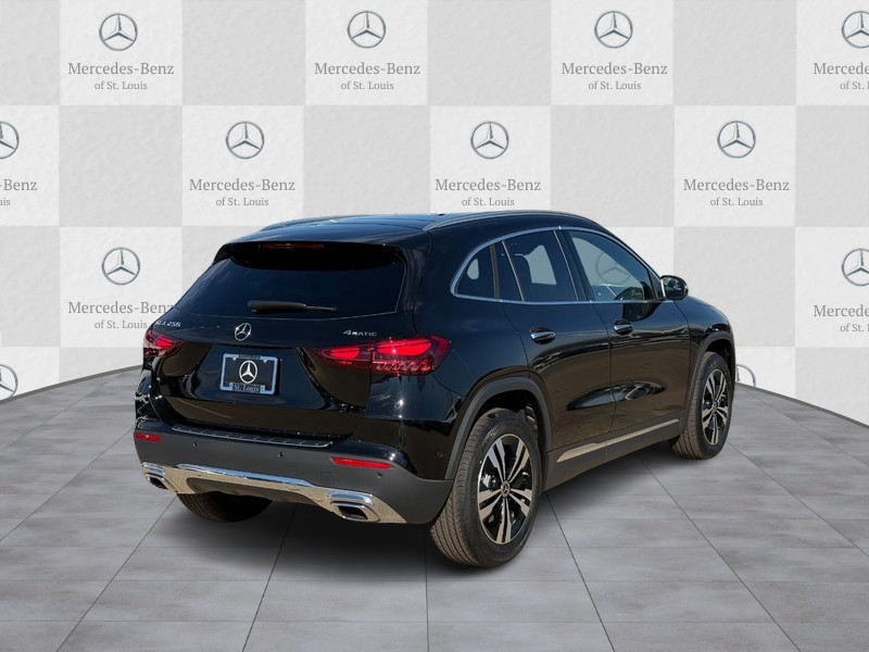 Mercedes-Benz GLA Vehicle Full-screen Gallery Image 3