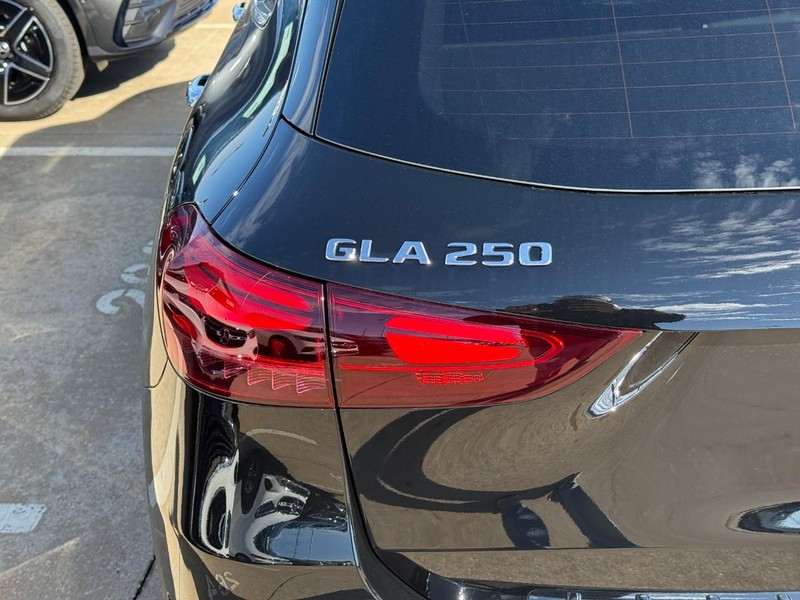 Mercedes-Benz GLA Vehicle Full-screen Gallery Image 4