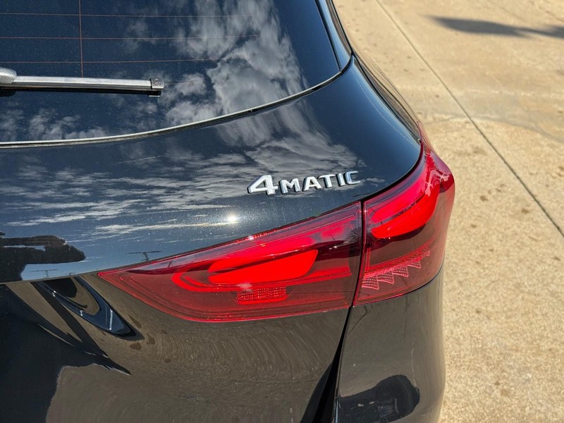 Mercedes-Benz GLA Vehicle Full-screen Gallery Image 5