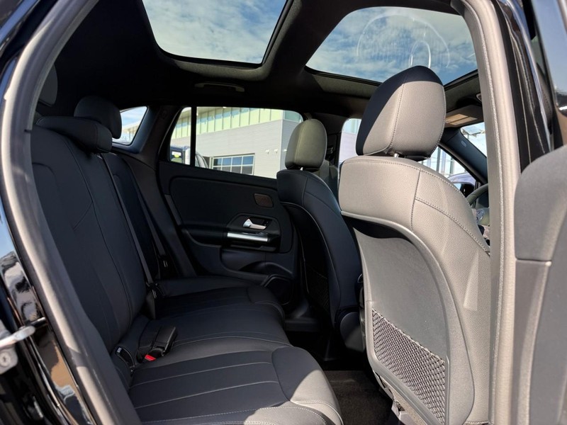 Mercedes-Benz GLA Vehicle Full-screen Gallery Image 7