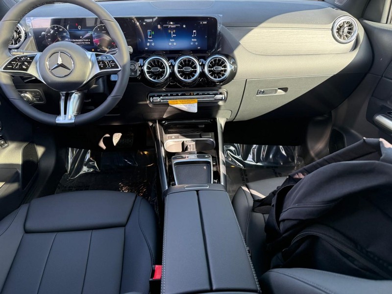 Mercedes-Benz GLA Vehicle Full-screen Gallery Image 8