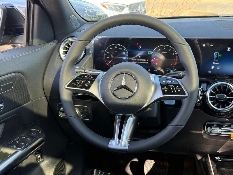 Mercedes-Benz GLA Vehicle Full-screen Gallery Image 9
