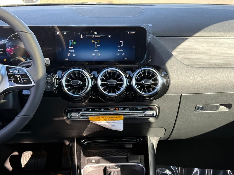 Mercedes-Benz GLA Vehicle Full-screen Gallery Image 10