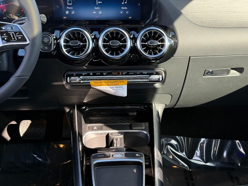 Mercedes-Benz GLA Vehicle Full-screen Gallery Image 11