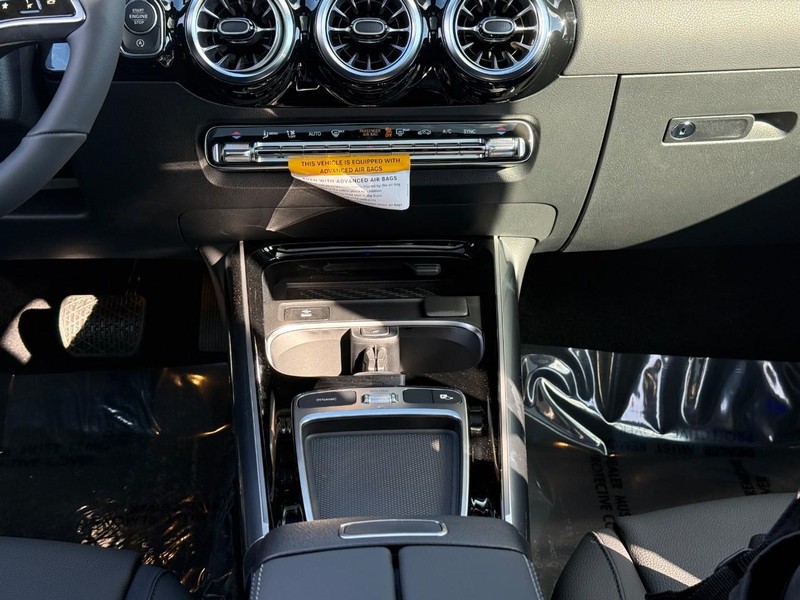 Mercedes-Benz GLA Vehicle Full-screen Gallery Image 12