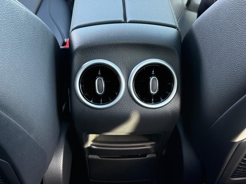 Mercedes-Benz GLA Vehicle Full-screen Gallery Image 13