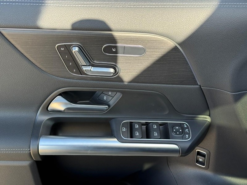 Mercedes-Benz GLA Vehicle Full-screen Gallery Image 14