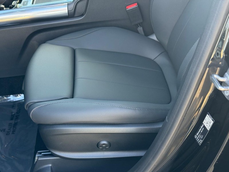 Mercedes-Benz GLA Vehicle Full-screen Gallery Image 16