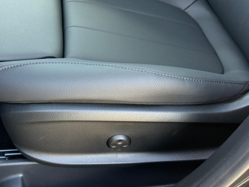 Mercedes-Benz GLA Vehicle Full-screen Gallery Image 17