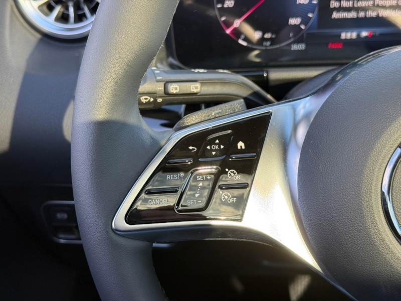 Mercedes-Benz GLA Vehicle Full-screen Gallery Image 18