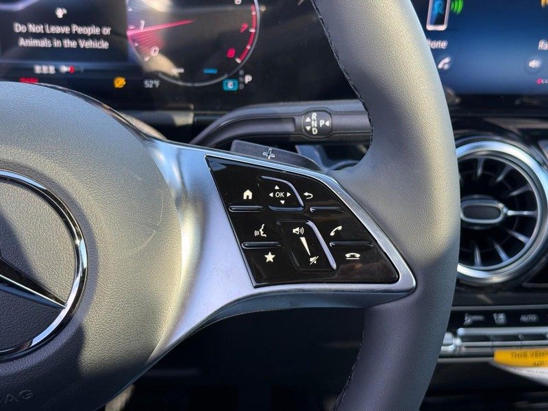 Mercedes-Benz GLA Vehicle Full-screen Gallery Image 19