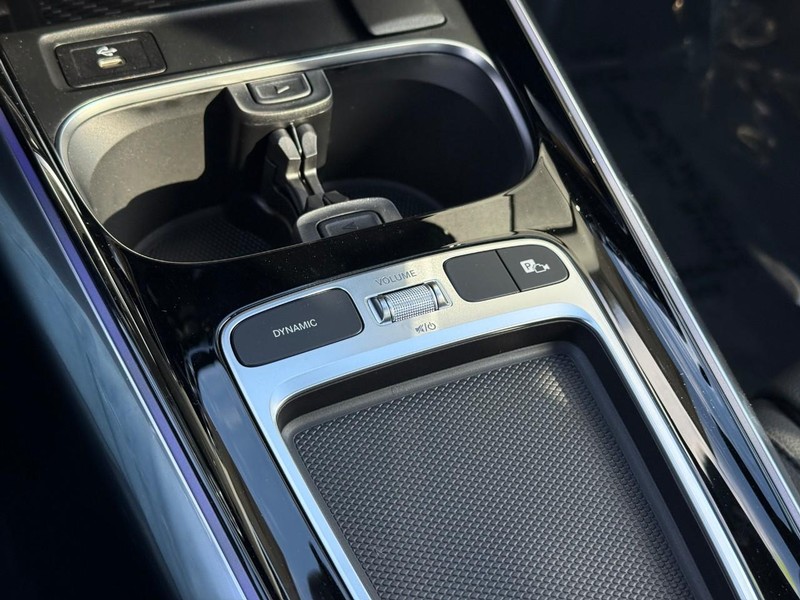 Mercedes-Benz GLA Vehicle Full-screen Gallery Image 20