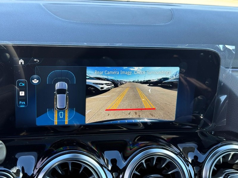 Mercedes-Benz GLA Vehicle Full-screen Gallery Image 21