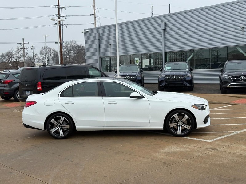 Mercedes-Benz C-Class Vehicle Full-screen Gallery Image 2