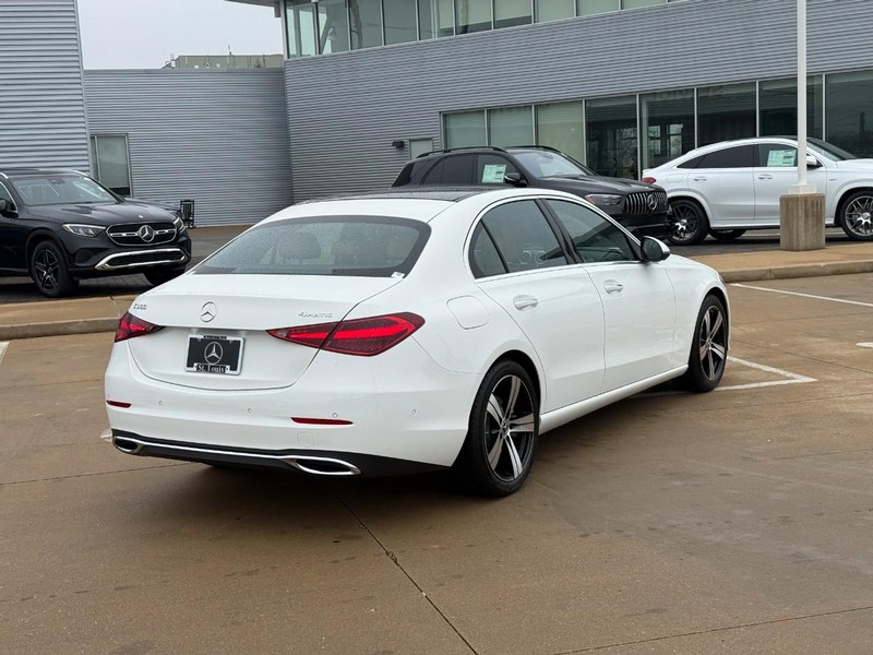 Mercedes-Benz C-Class Vehicle Full-screen Gallery Image 3