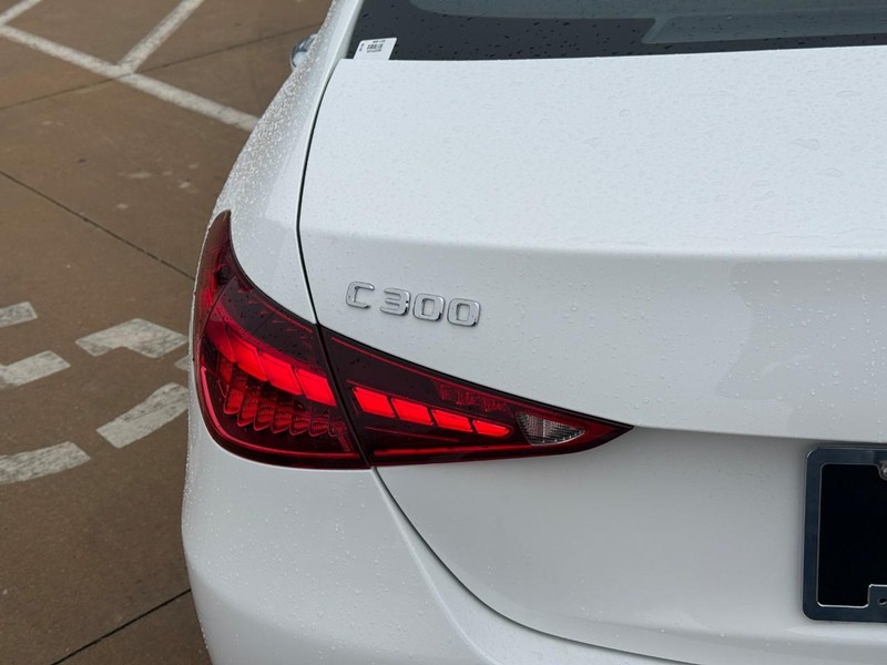 Mercedes-Benz C-Class Vehicle Full-screen Gallery Image 4