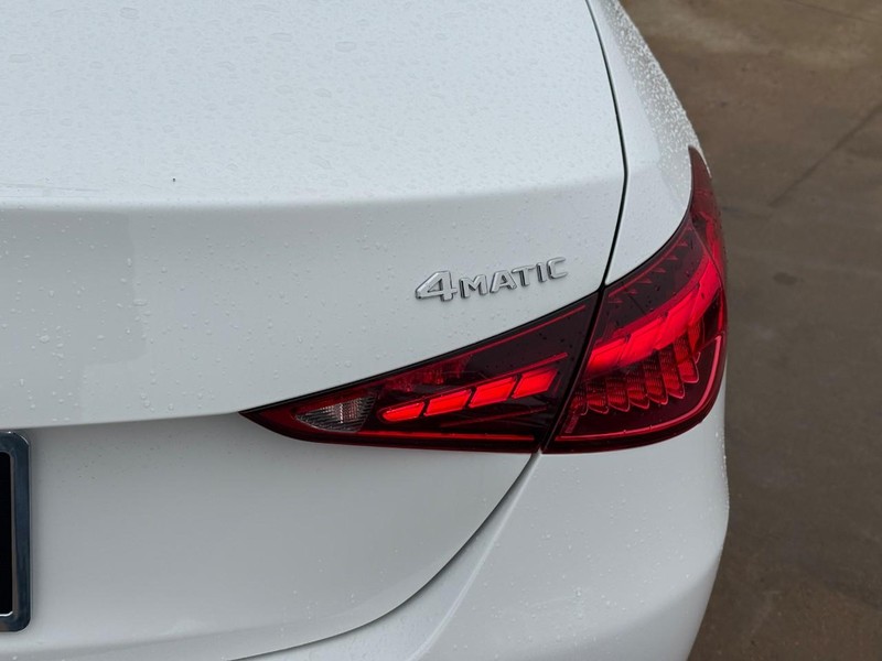 Mercedes-Benz C-Class Vehicle Full-screen Gallery Image 5