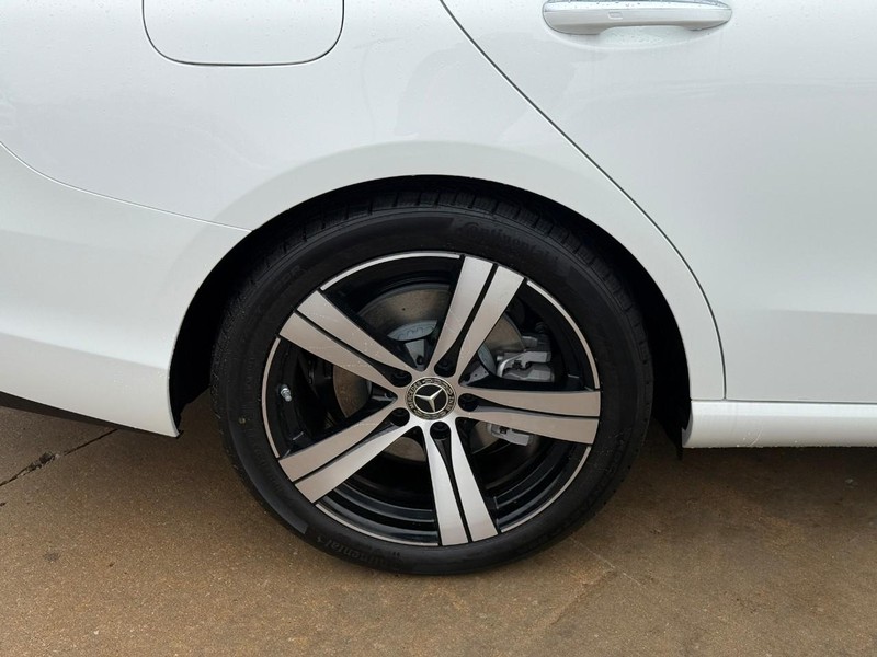 Mercedes-Benz C-Class Vehicle Full-screen Gallery Image 6