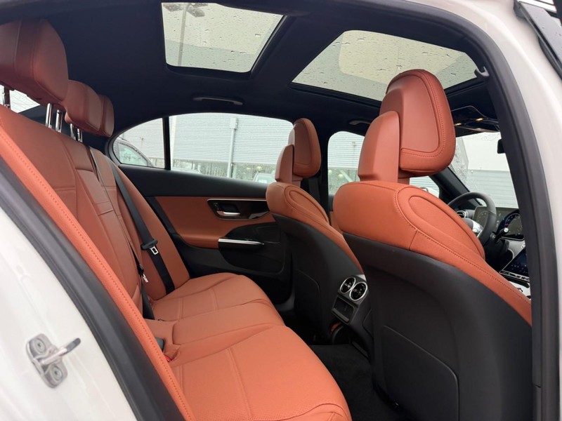 Mercedes-Benz C-Class Vehicle Full-screen Gallery Image 7