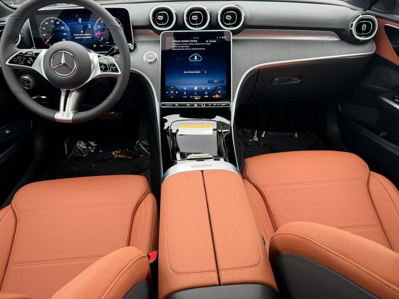 Mercedes-Benz C-Class Vehicle Full-screen Gallery Image 8