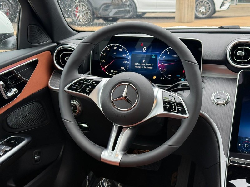 Mercedes-Benz C-Class Vehicle Full-screen Gallery Image 9