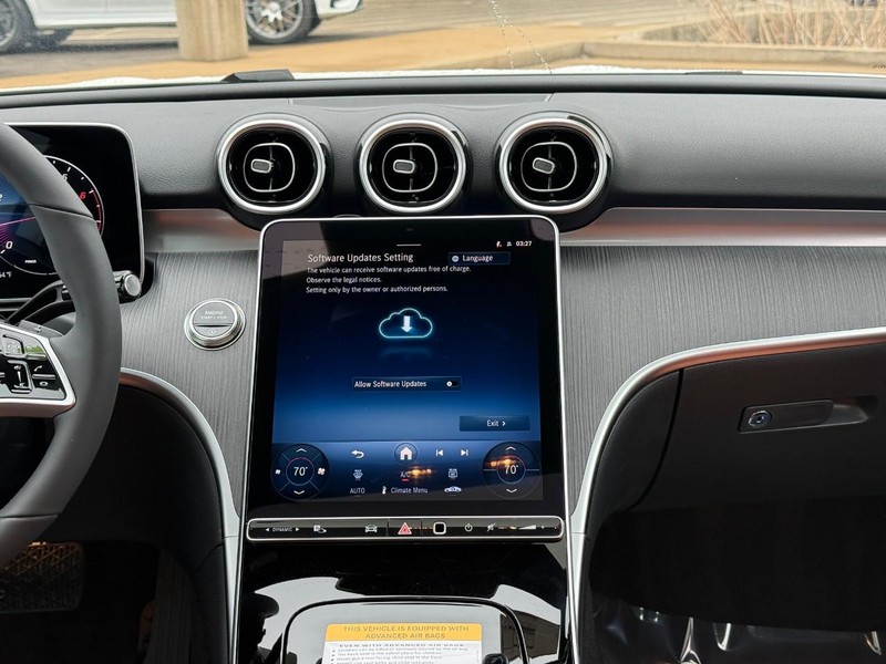 Mercedes-Benz C-Class Vehicle Full-screen Gallery Image 10