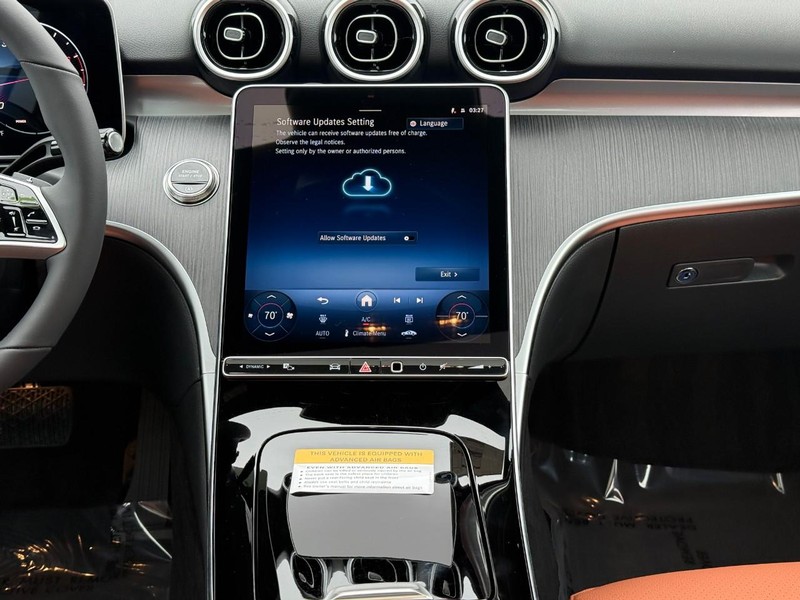 Mercedes-Benz C-Class Vehicle Full-screen Gallery Image 11