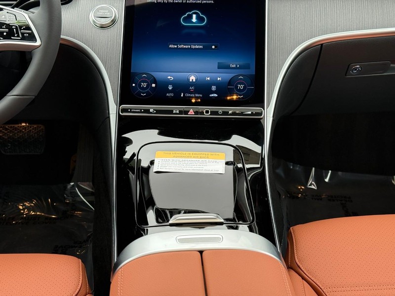 Mercedes-Benz C-Class Vehicle Full-screen Gallery Image 12