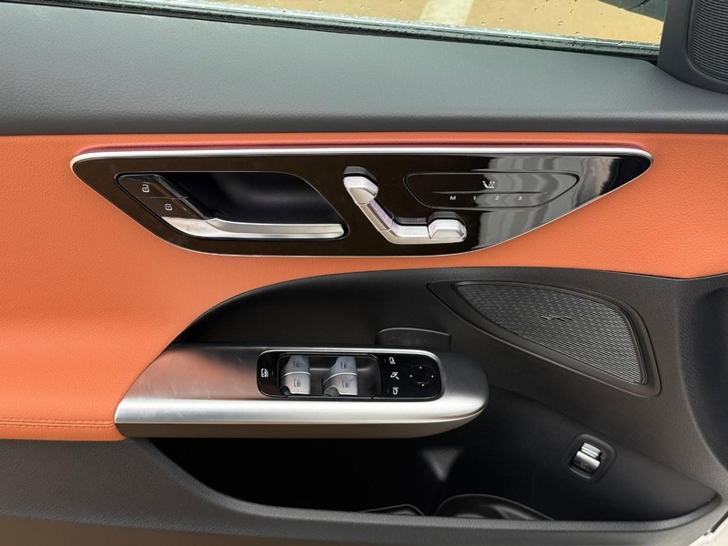 Mercedes-Benz C-Class Vehicle Full-screen Gallery Image 13