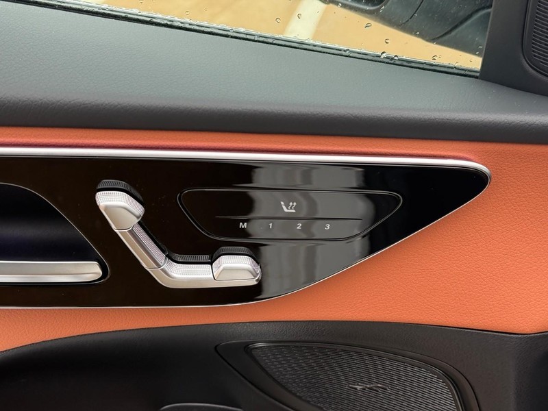 Mercedes-Benz C-Class Vehicle Full-screen Gallery Image 14