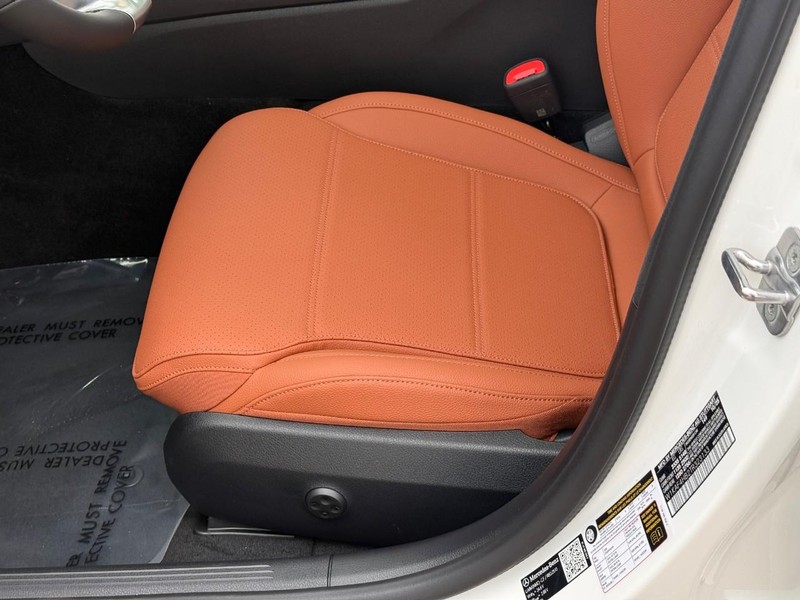 Mercedes-Benz C-Class Vehicle Full-screen Gallery Image 15